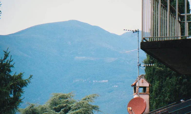 „Mamă, te rog, ajută-mă!” – Singură cu trei copii în România de azi