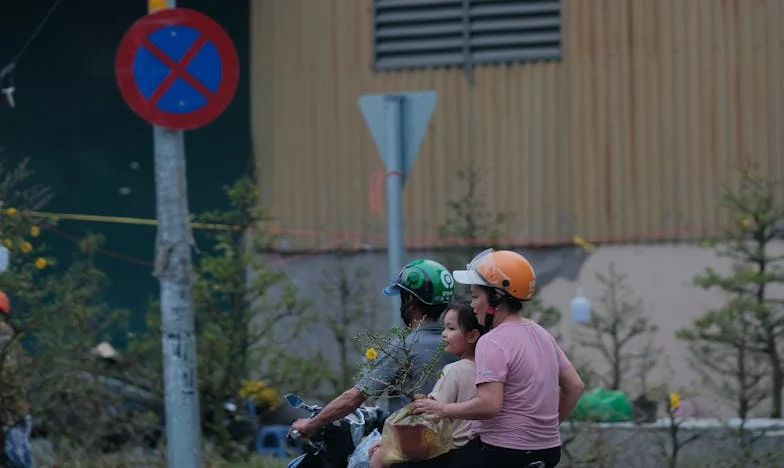 „Tu nu vezi că noi ne înecăm în datorii?” – Povara unei mame pe care bătrânețea nu o iartă