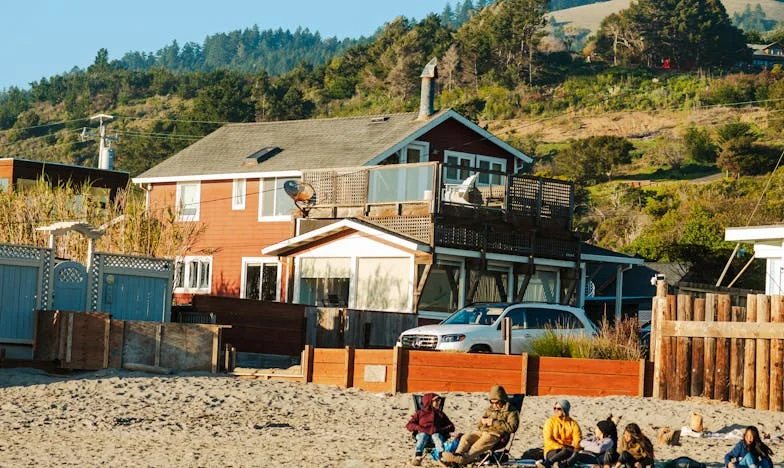 „Nu suntem hotel!” – Cum am învățat să spun „nu” propriei familii când casa noastră de la mare a devenit refugiul lor de vară