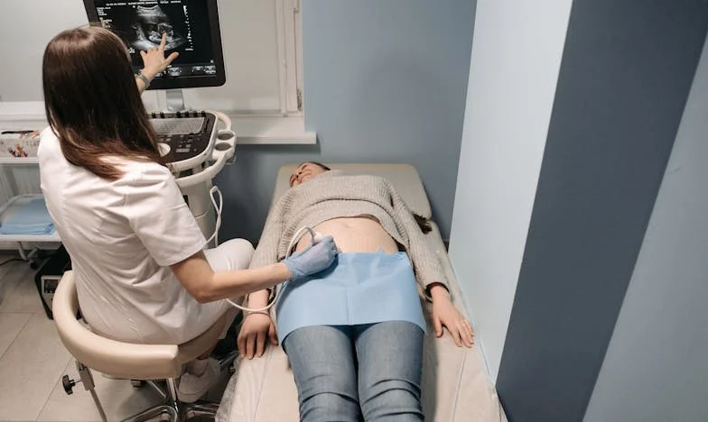 Mezi hrobem otce a zetěm: Příběh ztracené dcery