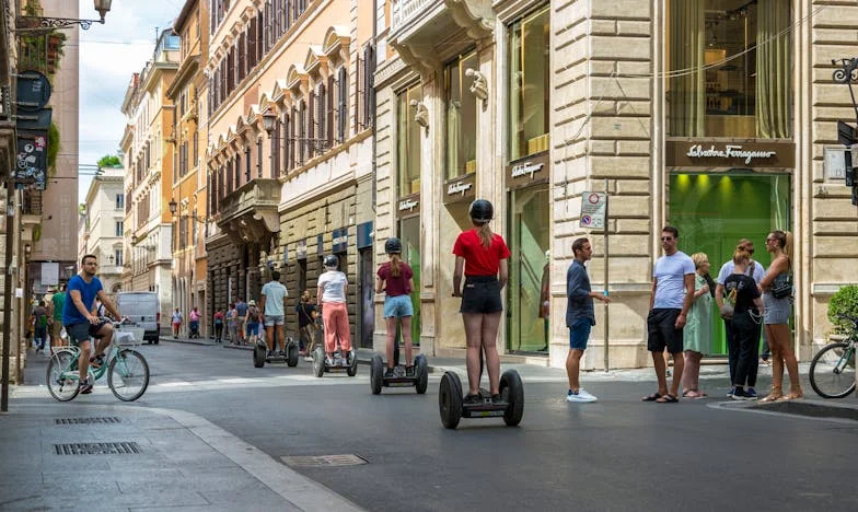 Neutíkej před sebou, Evičko: Útěk nevěsty z područí mocné rodiny
