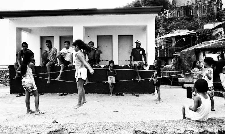 Šaty za stovku a rozbitý sen: Příběh jedné svatby z paneláku v Nuslích