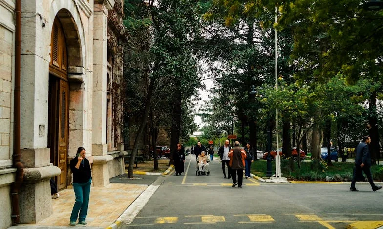 Vždycky, když se můj zeť vrátí domů, musím se schovávat: Bolest české babičky