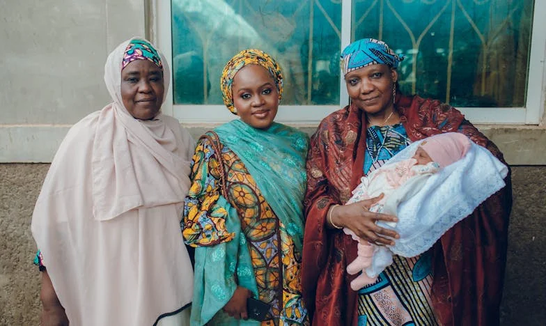 Když manžel odjel na služební cestu, tchyně mě vyhodila z domu: Příběh zrady a odvahy