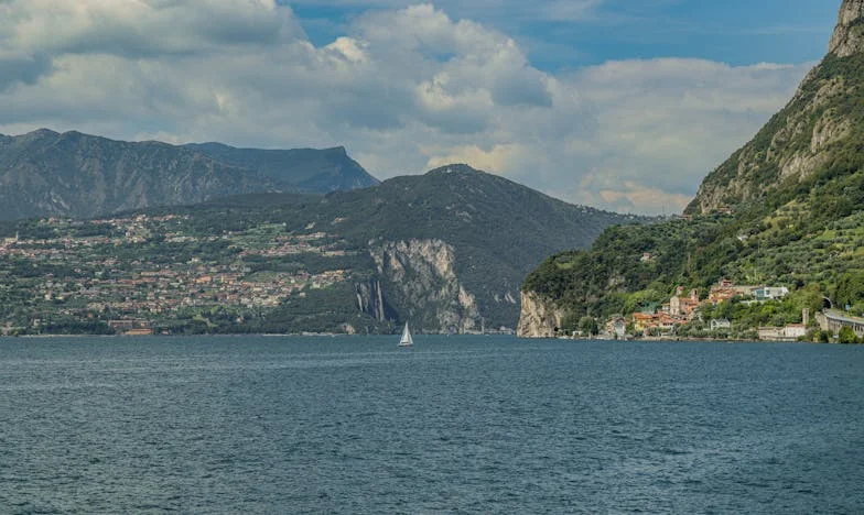 Když tchyně přijde nečekaně: Pravda o mateřství za zavřenými dveřmi