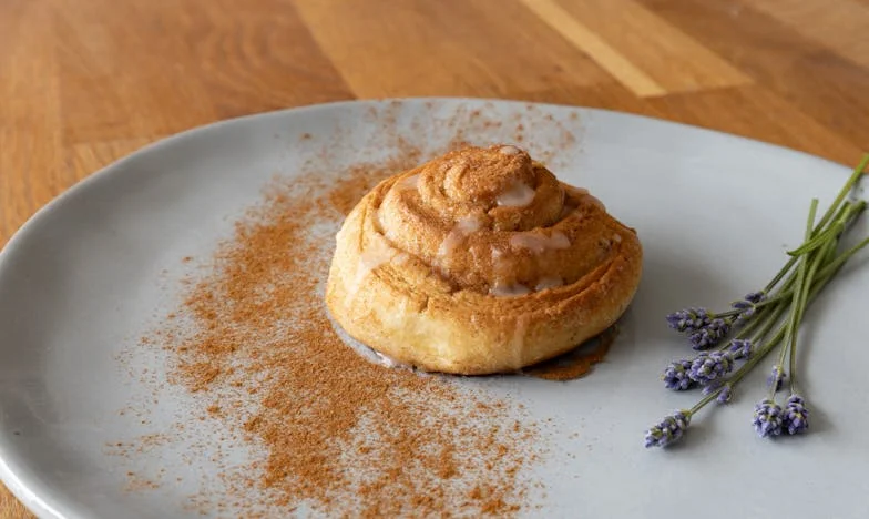 Mezi čtyřmi stěnami: Když srdce neví, kam patří