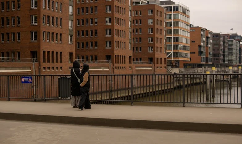 Mezi dvěma ohni: Když manželství a rodina stojí proti sobě