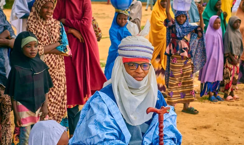 Můj muž platí všechny účty, ale peníze nikdy nevidím: Příběh Nory z pražského bytu