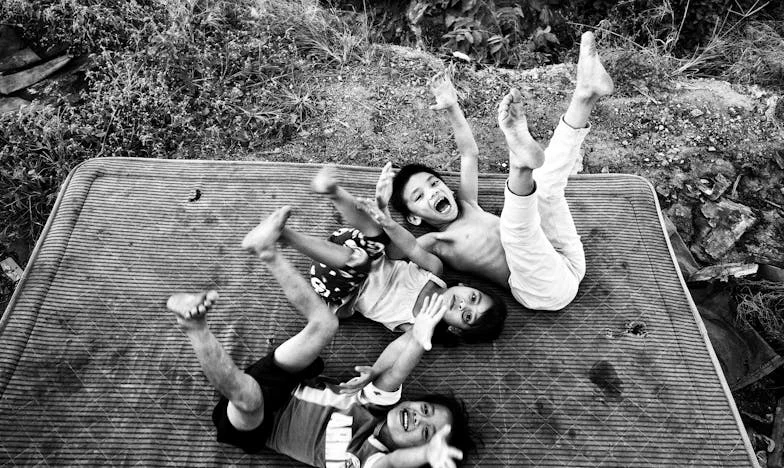 Rozcestí mezi tradicí a budoucností: Když peníze rozdělují rodinu