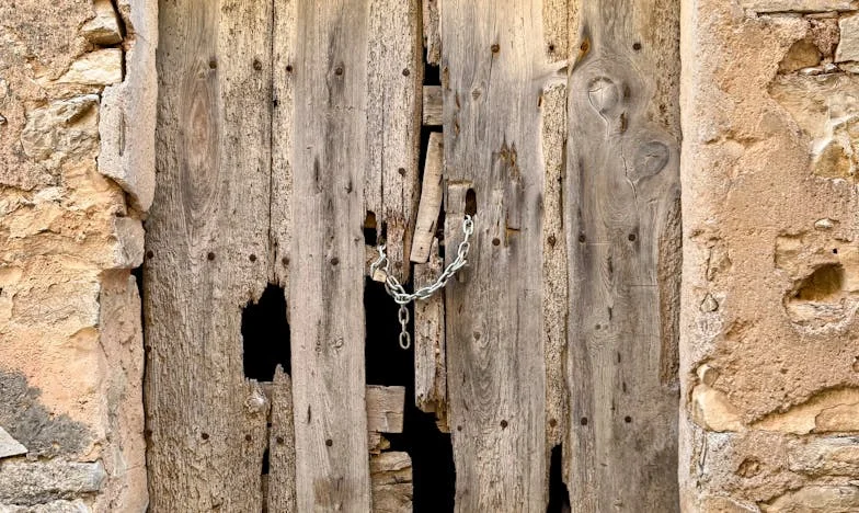 „Kdyby měla svědomí, aspoň jednou by umyla nádobí“: Příběh matky, která zůstala sama a slyšela od syna, že ničí jeho rodinu