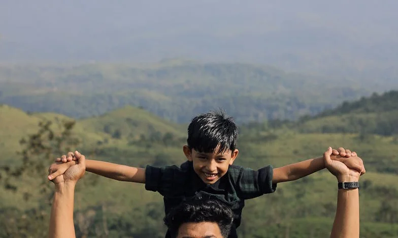 Mezi dvěma světy: Když být dcerou znamená zapomenout na sebe