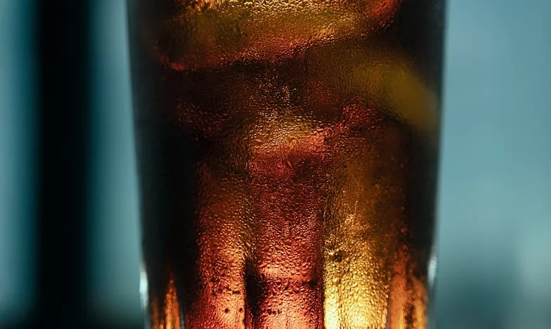 Pod tíhou minulosti a očekávání: Můj život snachy v české rodině