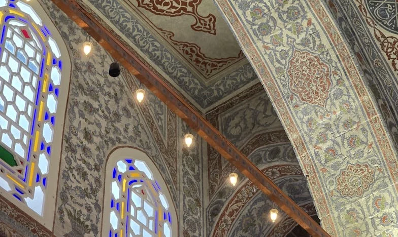 Ve stínu tchyně: Příběh z pražského paneláku