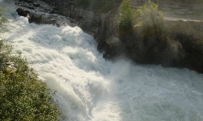 Vetřelci v mém domě: Příběh zrady a síly