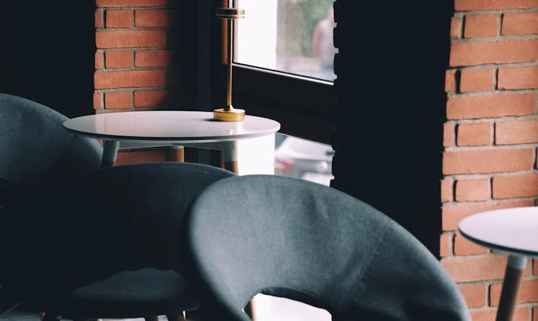 Zrada u večeře: Mezi mateřskou láskou a manželskou krizí