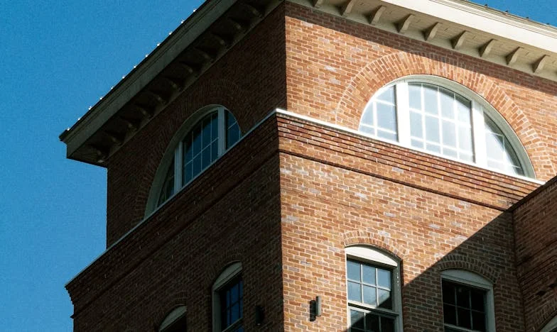 Když se sousedé stanou příliš blízkými: Příběh o hranicích, rodině a ztracené důvěře