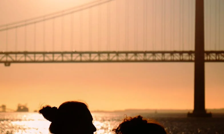 Když tchyně řekla: „Tak co, bereme hypotéku?“ – a já byla neviditelná. Můj návrat k mámě