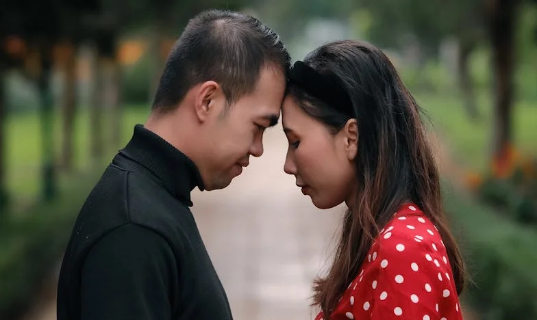 Nekonečné půjčky: Když rodinné finance roztrhají vztahy