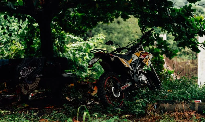 Neviditelné trhliny: Život mezi láskou a lítostí