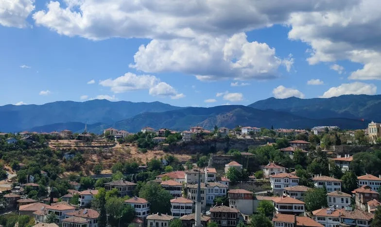 Klepání na dveře: Slzy tchyně a ticho zrady – Příběh o rodinných tajemstvích, které mě téměř zničily