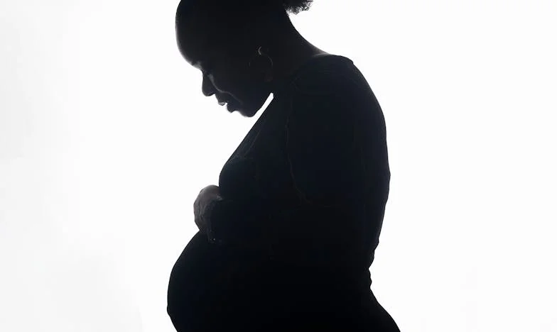 Mezi dvěma světy: Můj boj s tchyní a mlčením manžela