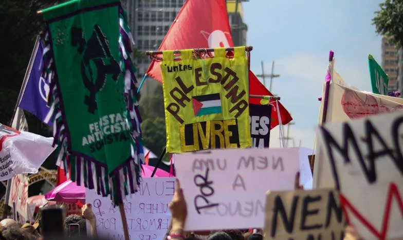 Mezi dvěma světy: Příběh o lásce, rodině a odvaze postavit se vlastní matce