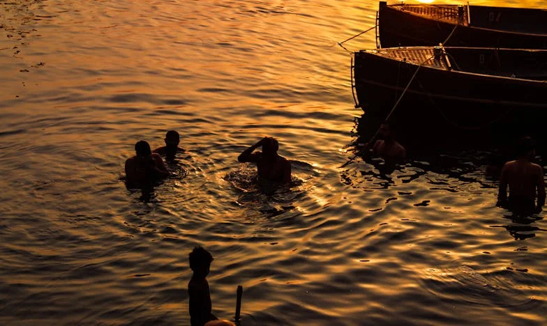 Mezi kladivem a kovadlinou: Když tchyně vládne našemu domovu a manžel mlčí