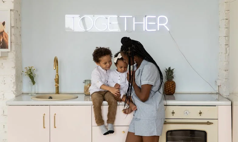 Když se návštěva promění v bitevní pole: Můj boj o klid během mateřské s tchyní, která nezná hranice