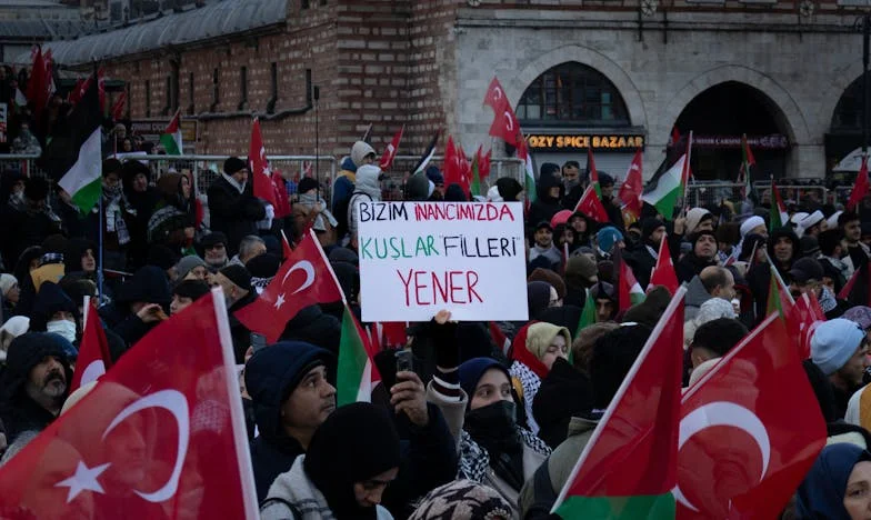 Mezi čtyřmi stěnami: Když rodina znamená riziko – Můj boj o domov a důvěru