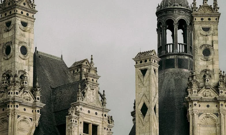 Mezi dvěma domy: Jak jsem se naučila odpouštět své tchyni – skutečný příběh o rodinných hranicích a síle lásky