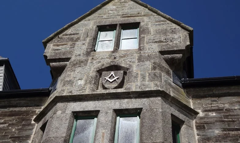 Mezi regály a vzpomínkami: Boj o důstojnost v supermarketu