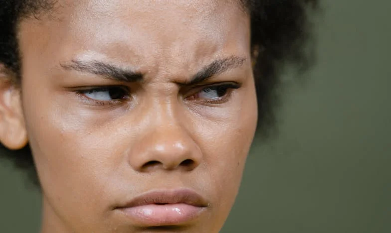 „Požádala jsem snachu o pomoc s večeří, ale zůstala sedět s mým synem“: Příběh o tom, jak jsem se snažila najít cestu ke své snaše a narazila na zeď