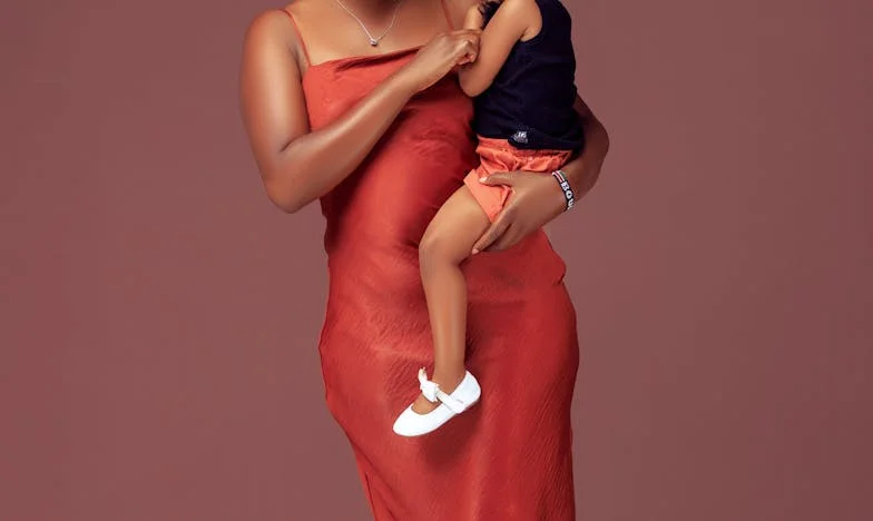 Příliš těsné zdi: Tři generace v jednom bytě a cena za vlastní svobodu