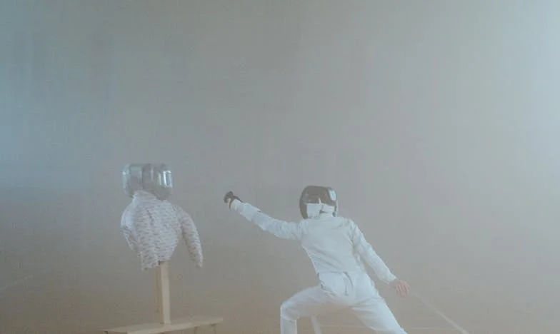 Stíny pod střechou: Příběh o tajemství, které roztrhalo rodinu