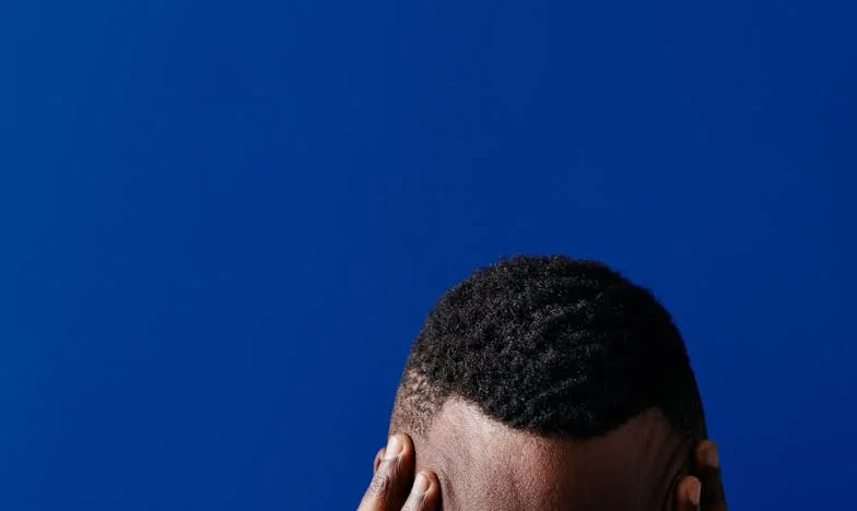 Stíny za zavřenými dveřmi: Příběh nevlastní matky v české rodině