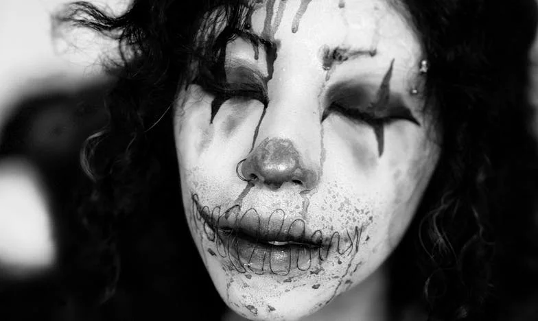 « Ne vois-tu pas que ta mère n’aime pas notre fils ? » : Dix ans d’ombres et de comparaisons