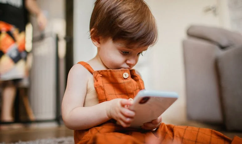Des messages inconnus sur le téléphone de mon mari : du doute à la renaissance de notre amour