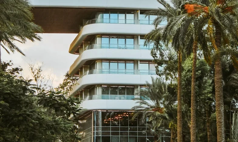 Entre le marteau et l’enclume : Ma belle-mère règne sur notre foyer, et mon mari se tait