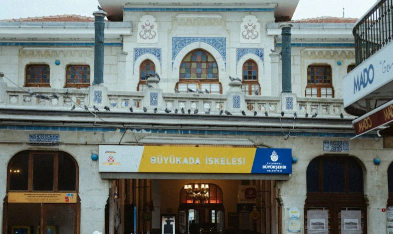 Le dîner chez ma future belle-mère : Ce que j’ai découvert derrière la porte