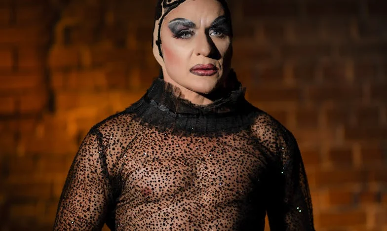 L’enfant au bord des rails : Vérités qui déchirent et rassemblent