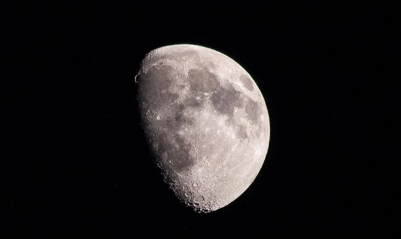 « Maman, pourquoi tu ne peux pas donner plus ? » – Confession d’une institutrice retraitée face à la honte de sa fille