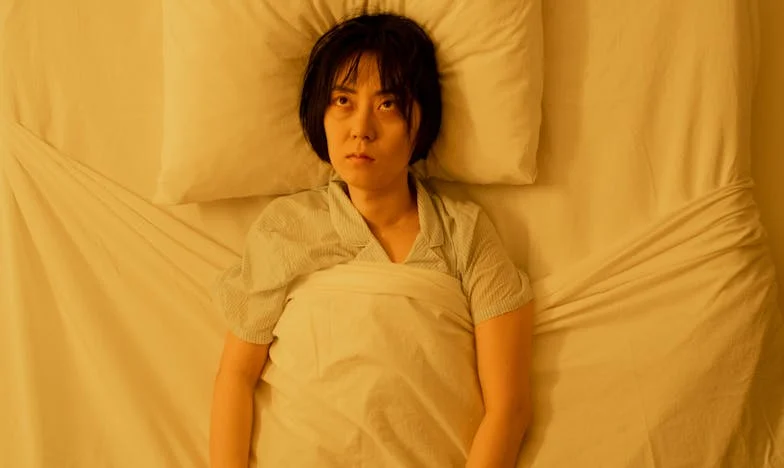 Dans l’ombre du couloir : le dernier voyage de Madeleine