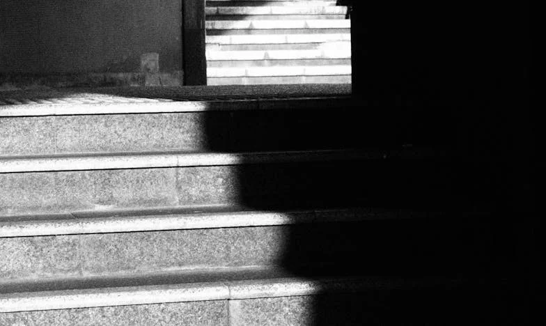 Entre Deux Feux : Quand l'Amour Maternel Devient un Champ de Bataille