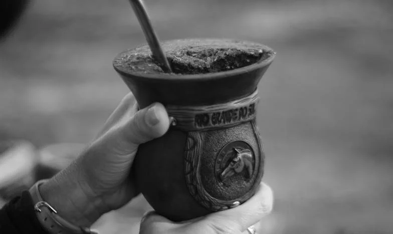 Entre Deux Feux : Quand le Passé Refuse de Mourir