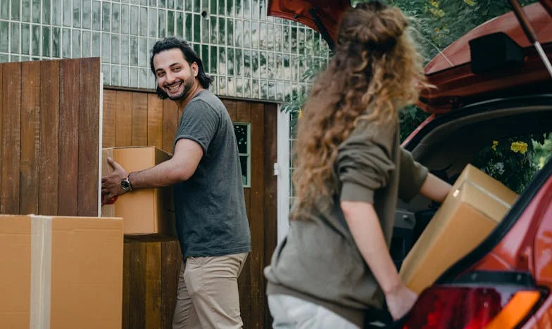 Entre quatre murs : Quand le cœur vacille entre famille et amitié