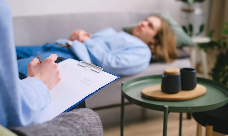 J'ai cédé la maison familiale à mon fils : aujourd'hui, je me sens étrangère chez moi