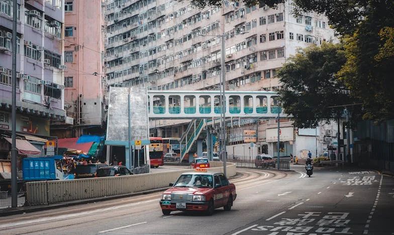 « Maman, tu dors dans la cuisine désormais ! » – L’histoire d’une humiliation maternelle en France