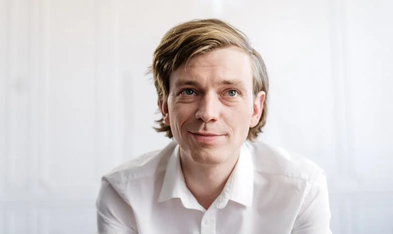 Sous le Poids de l'Amour : Quand la Parentalité Dépasse Nos Forces