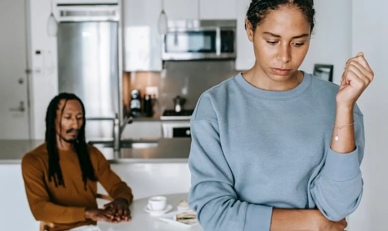 « Tu n’as pas le droit d’avoir d’enfants tant que tes neveux ne sont pas grands ! » – L’histoire d’une famille déchirée par le contrôle paternel