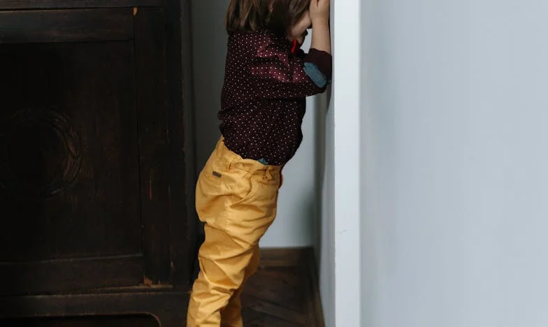 Honte à Table : Le Cœur d'une Mère en Écharpe